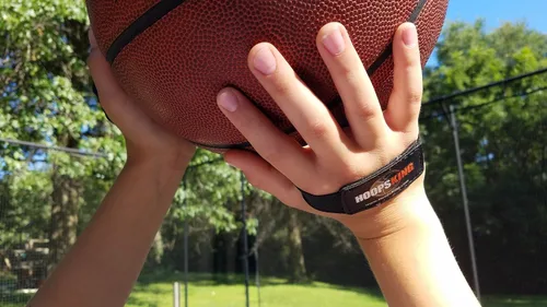 Vista 6 de HOOPSKING Juego de 2 ayudas para entrenamiento de baloncesto para regates y disparos, mantén la pelota fuera de tu palma, captura de fútbol