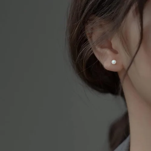 Vista 2 de Pendientes de tuerca redondos de ópalo de 18G de plata de ley 925 minimalistas de hélice, tragus, piercing de daith, aretes de caracola de daith