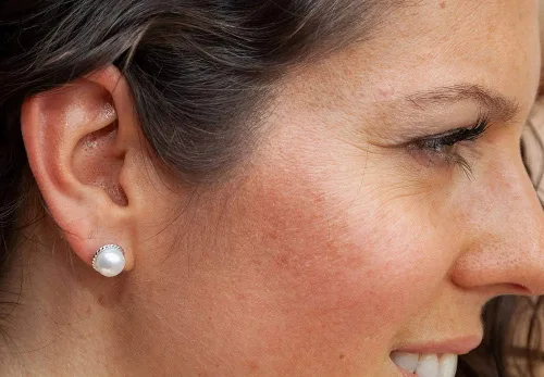 Vista 3 de Aretes clásicos de plata de ley con perlas de agua dulce con borde festoneado, 0.394 in, Metal
