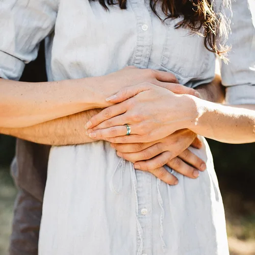 Vista 5 de Alianzas de compromiso de boda para mujer, anillo de aleación para hombre, regalo de cumpleaños de Navidad