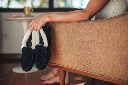 Vista 6 de OLUKAI Ku'una - Pantuflas sin cordones para mujer, piel de oveja auténtica y nobuck de alta calidad, diseño de talón caído, ajuste cómodo
