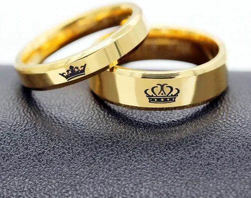 Vista 5 de Uloveido - Juego de 2 anillos para parejas, con grabado her king (el rey de ella) y his queen (la reina de él), hechos de acero de titanio, a juego