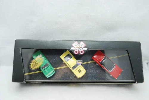 Vista 2 de Hot Wheels Coleccionables – 30 aniversario de '67 Muscle Cars – Juego de 3 autos clásicos de coleccionista a escala 1:64 montado en vitrina