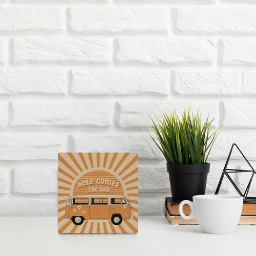 Vista 2 de Letrero de madera con texto en inglés "Here Comes the Sun" para decoración de escritorio, moderno retro Groovy de los años 70 para el hogar