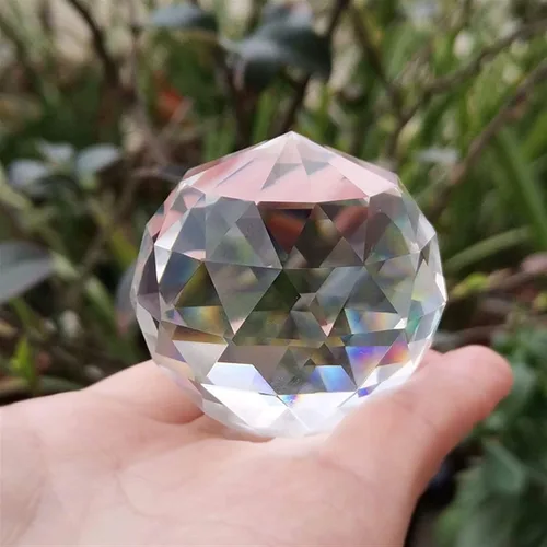 Vista 3 de liushop - Bola de cristal facetada Feng Shui, pisapapeles, esfera decorativa de cuarzo de vidrio, regalos brillantes, adornos para decoración