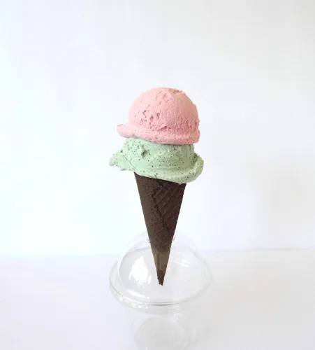 Vista 2 de Helado falso de imitación de fresa, menta, doble cucharada, cono de azúcar, decoración de accesorios para fotos