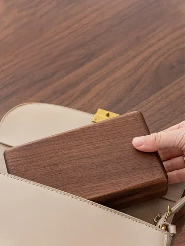 Vista 7 de Joyero de madera pequeño, joyero de madera de nogal delicado, regalo ideal para hombres y mujeres, organizador de joyas de viaje portátil