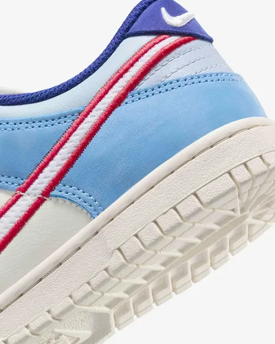 Vista 504 de Nike Kid's Dunk Low Sneaker