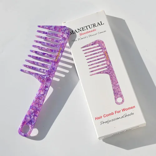 Vista 2 de D1 Peine de mango de dientes anchos para cabello rizado Eleva, conserva el rizo, suaviza el cabello. Peine de acetato (morado brillante)
