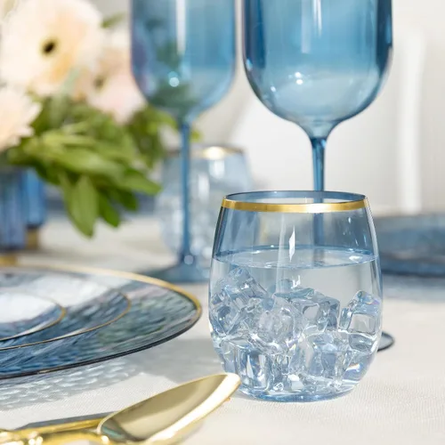 Vista 2 de PLASTICPRO Paquete de 12 copas de vino de plástico azules con borde dorado, sin tallo, desechables, de 12 onzas, sin BPA, inastillables, copas