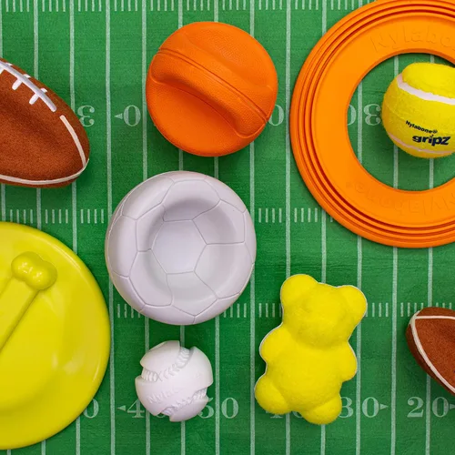 Vista 4 de Nylabone Power Play Gripz Pelota de fútbol de fieltro con cuerda de agarre de goma, pelota con pito para perros, mediana (1 unidad)