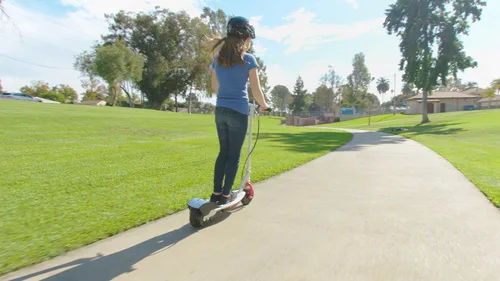Vista 15 de Patinete eléctrico Razor E200 para adolescentes y adultos - Motor de alto torque de 12 MPH, 40 min de tiempo de conducción, peso máximo de 154