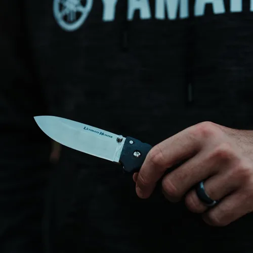 Vista 5 de Cuchillo plegable Cold Steel Ultimate Hunter con hoja de 3.5" S35VN de filo de navaja, mango G-10 de 5" de fácil agarre con mecanismo de bloqueo