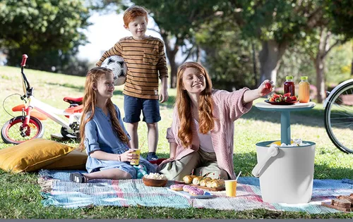 Vista 4 de Keter Go Bar - Enfriador de cerveza y vino de 4.2 galones con asa y mesa desplegable para exteriores, perfecto para tu patio, picnic y accesorios