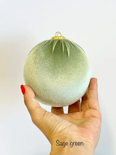 Vista 6 de WHITEROOM Juego de 12 bombillas decorativas de terciopelo verde para árbol de Navidad