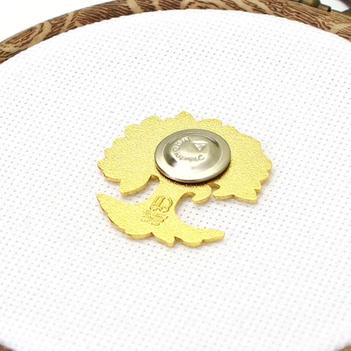 Vista 5 de Awesome Pattern Studio Needle Minder Set - Minder de aguja magnética del árbol de la vida + 2 pinzas de aguja. Pin esmaltado para punto de cruz