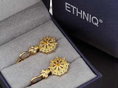 Vista 5 de ETHNIQ Felicia Collection - Aretes colgantes para mujer, diseño floral, chapados en oro amarillo de 22 quilates, adornados con circonita cúbica