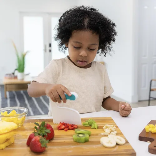 Vista 9 de TOVLA JR. Juego de regalo de corte para niños: 3 cuchillos de cocina seguros para niños, tabla de cortar plegable y 2 picadores aptos para niños.