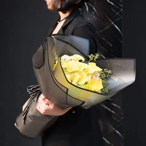 Vista 4 de HYSSINOWRAP 20 hojas de papel de regalo de flores. Papel de regalo de ramo de flores. Suministros de floristería coreana, 22.8 x 22.8 pulgadas Negro