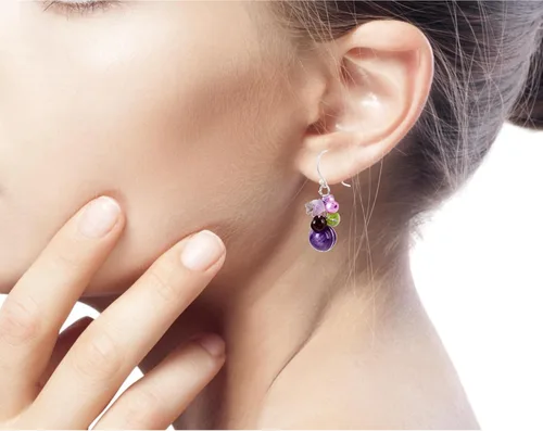Vista 4 de NOVICA Aretes artesanales hechos a mano de granate y amatista cultivadas con perlas de agua dulce cultivadas colgando de plata de ley 925, peridoto