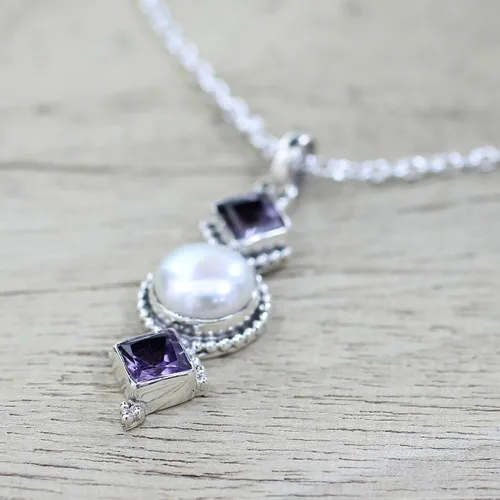 Vista 4 de NOVICA Collar hecho a mano con colgante de perlas de agua dulce cultivadas con amatista de plata de ley 925 de la India, piedra natal blanca