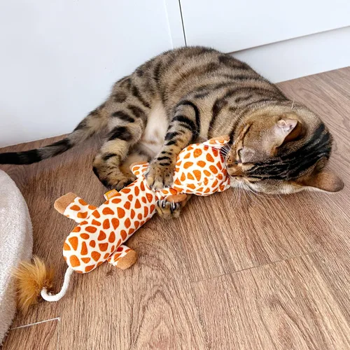 Vista 6 de TTcat - Juguete grande de 11.42 pulgadas con forma de jirafa Silvervine para gato, almohada masticable con cola de campana, juguete interactivo