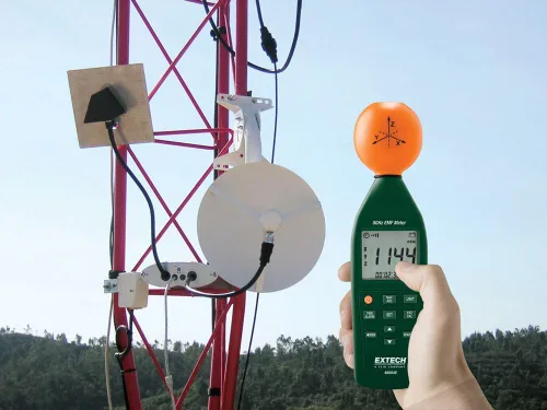 Vista 2 de Extech 480823 Medidor de campos electromagnéticos y frecuencias extremadamente bajas. 10MHz-8GHz, sonda isotrópica de 3 ejes