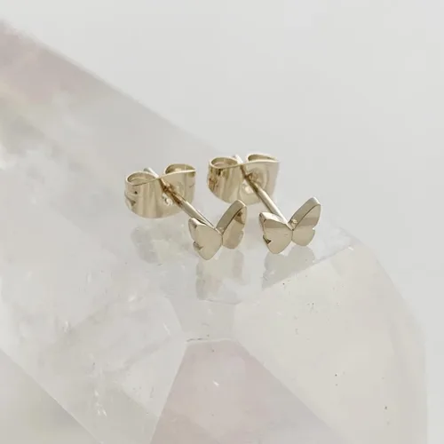 Vista 5 de HONEYCAT Mini aretes de mariposa en oro, oro rosa o plata Joyería minimalista y delicada