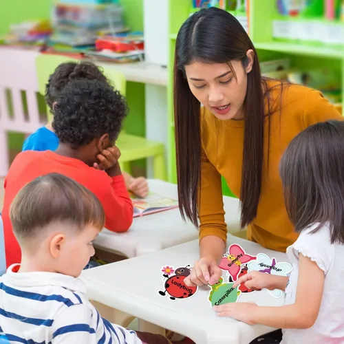 Vista 4 de BeYumi Juego de 60 placas de identificación de insectos, detalles de aula, etiquetas de nombre para el regreso a clases, mariposa, mariquita, abeja