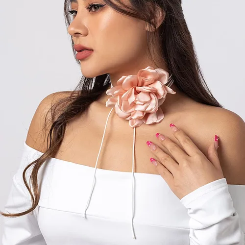 Vista 2 de INENIMARTJ Gargantilla de flores, gargantilla de rosa grande, gargantilla de terciopelo con roseta de flores, collar para mujeres y niñas, novia