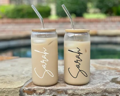 Vista 6 de Vasos personalizados con tapas de bambú y popote de vidrio, vasos de vidrio con forma de lata de 16 onzas, vasos de cerveza, vasos de café helado