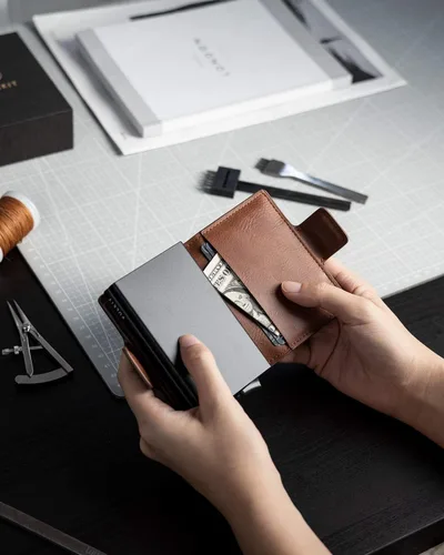 Vista 7 de VULKIT Tarjetero de cuero con bloqueo RFID, billetera desplegable automática con bloqueo RFID, cartera magnética para tarjetas doble para hombres