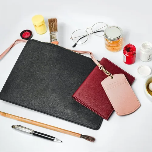 Vista 6 de Funda de cuero Saffiano para pasaporte Burgundy Una funda clásica y funcional para pasaporte