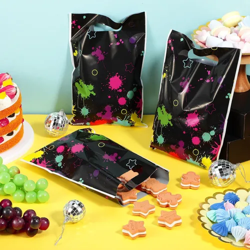 Vista 4 de Pajean 50 bolsas de caramelos de neón que brillan en la oscuridad, suministros de fiesta, bolsas de plástico coloridas, decoración de envoltura