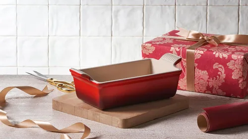 Vista 6 de Le Creuset Stoneware Heritage - Molde para pan, 9 x 5 x 3 pulgadas (1.5 cuartos de galón), Cerise