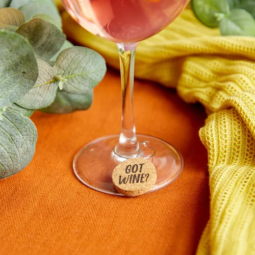 Vista 2 de Juvale Dijes de copa de vino, corcho circular de 1 pulgada, paquete de 12 unidades, dijes de vino para copas de tallo y decoración divertida
