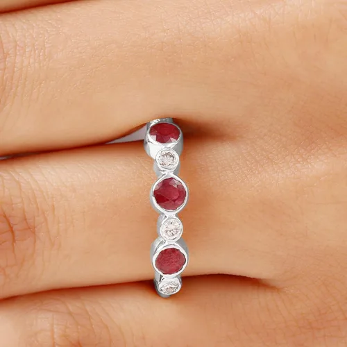 Vista 5 de Piedra natal de julio, juego de bisel certificado Ruby Alternate Half Eternity Band con moissanita