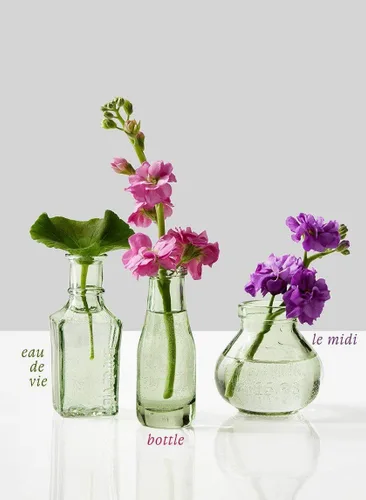 Vista 2 de Serene Spaces Living Mini jarrón Le Midi Bell Bud de cristal verde, centro de mesa para recepción de boda, mini jarrones para decoración del hogar