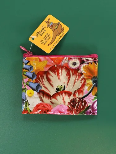 Vista 35 de Blue Q Monedero, hecho de 95% plástico reciclado. Práctica pequeña bolsa con cremallera para guardar monedas, tarjetas de regalo, auriculares, más.