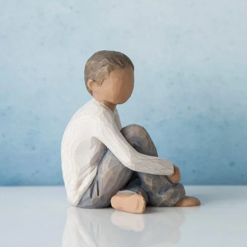 Vista 5 de Willow Tree Caring Child (tono de piel más oscuro y color de cabello), figura esculpida pintada a mano
