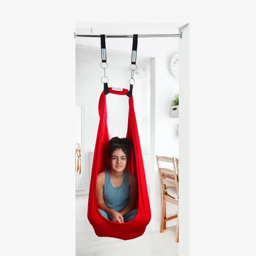 Vista 2 de DreamGYM Doorway Sensory Swing Kit - Columpio de compresión rojo y barra de trapecio con anillos de gimnasio azules
