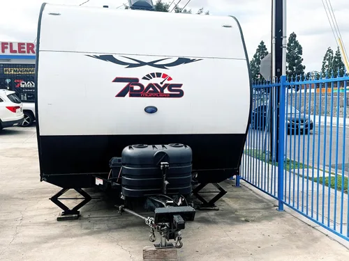 Vista 5 de Flame King Cubierta de plástico ligero resistente de 30LB para tanque de propano LP doble para RV, remolque de viaje, autocaravana y vehículo