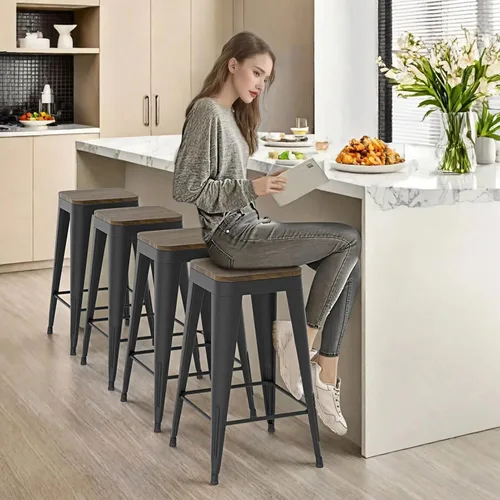 Vista 6 de Juego de 4 taburetes de bar sin respaldo de 24 pulgadas, taburetes de bar de metal para interiores con asiento de madera, taburetes de bar Negro