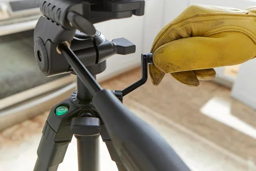 Vista 8 de BOSCH BT 150 Trípode Compacto con Altura Extensible para Uso con Láseres de Línea, Láseres de Punto y Medidores de Distancia Láser