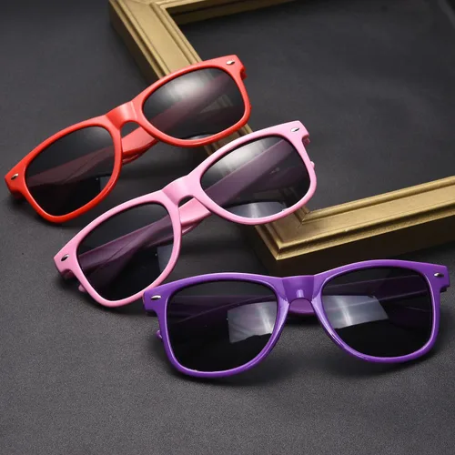 Vista 3 de Suministros para regalos de fiesta de colores neón Paquete de 8 gafas de sol unisex