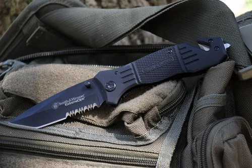 Vista 4 de Smith & Wesson Extreme Ops SWFR2S Cuchillo plegable, con traba, parcialmente aserrado, con punta hacia bajo, con hoja Tanto.