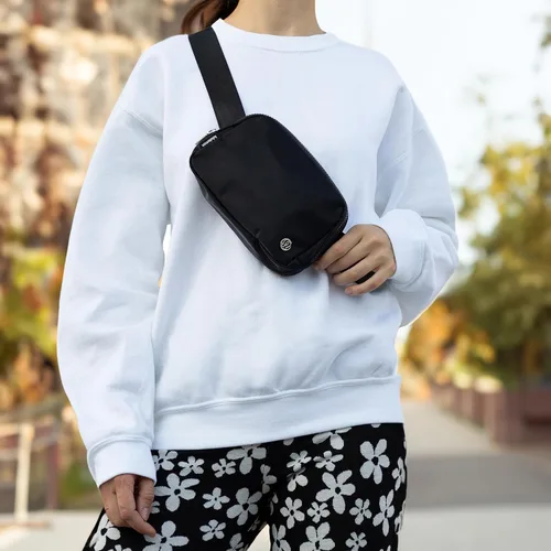 Vista 4 de Lululemon Athletica Everywhere - Bolsa para cinturón, color negro, 7.5 x 5 x 2 pulgadas, Negro -, Riñonera
