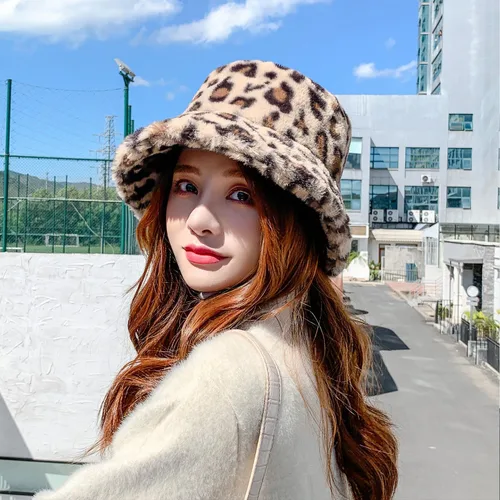 Vista 2 de Peicees Sombrero de pescador esponjoso de invierno para mujeres y niñas, gorro de pescador de piel sintética, Impresión de leopardo