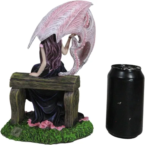 Vista 7 de Ebros Gift Fantasy Myths and Legends - Elegante dragón Wyvern rosa con hada rosa en vestido negro, damisela sentada en banco de madera, figura