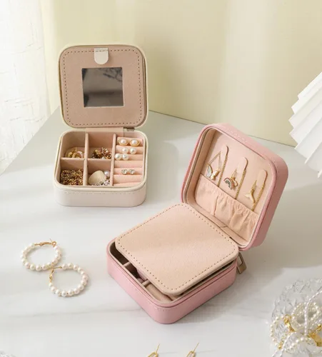 Vista 4 de ZITEZHGO Joyero de viaje con letras, organizador de joyas, bonita caja pequeña rosa para niñas y mujeres con espejo (rosa, S)